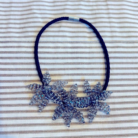 Leather and crystal flower necklace - Picture 2 of 4